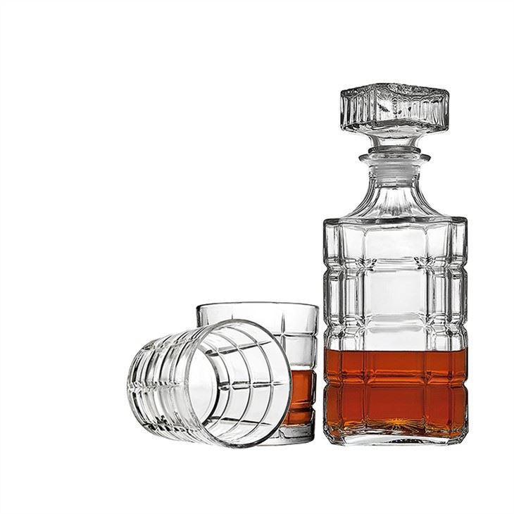 Vecmodīgas viskija glāzes