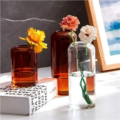 Dzintara stikla pudeles vāze