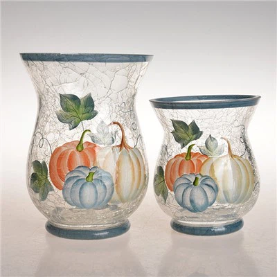 Stikla vāze, kas dekorēta ar ķirbi