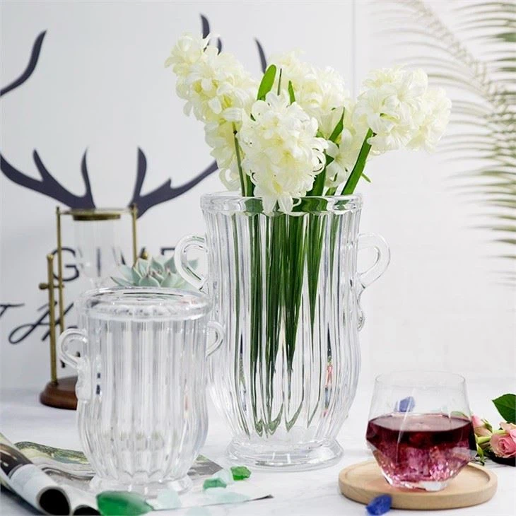 Stikla vāze ar platu muti