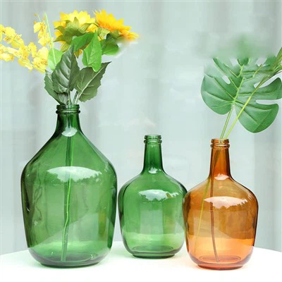 Apaļa stikla vāze ar šauru kaklu